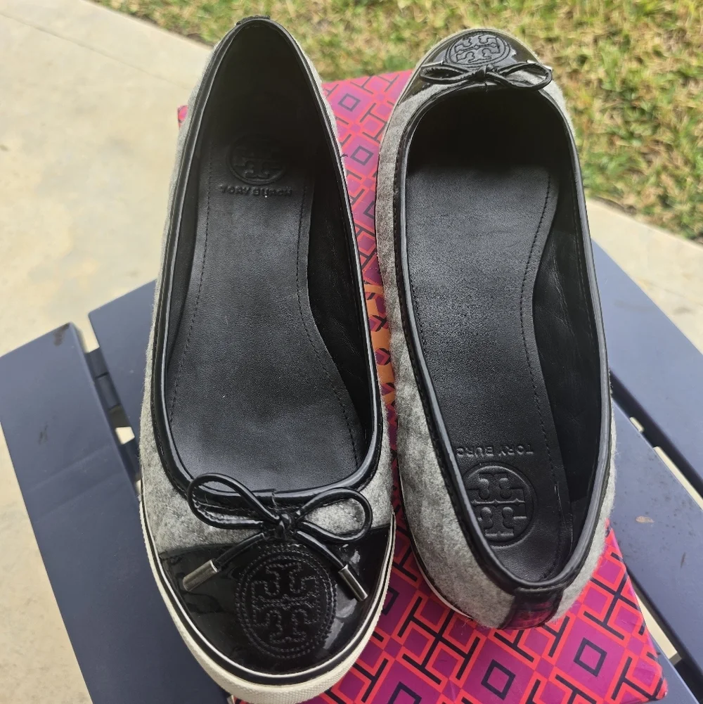 Tory Burch Ballet Flats Size 8.5M Skylar Gray Felt Black Patent Leather Luxury